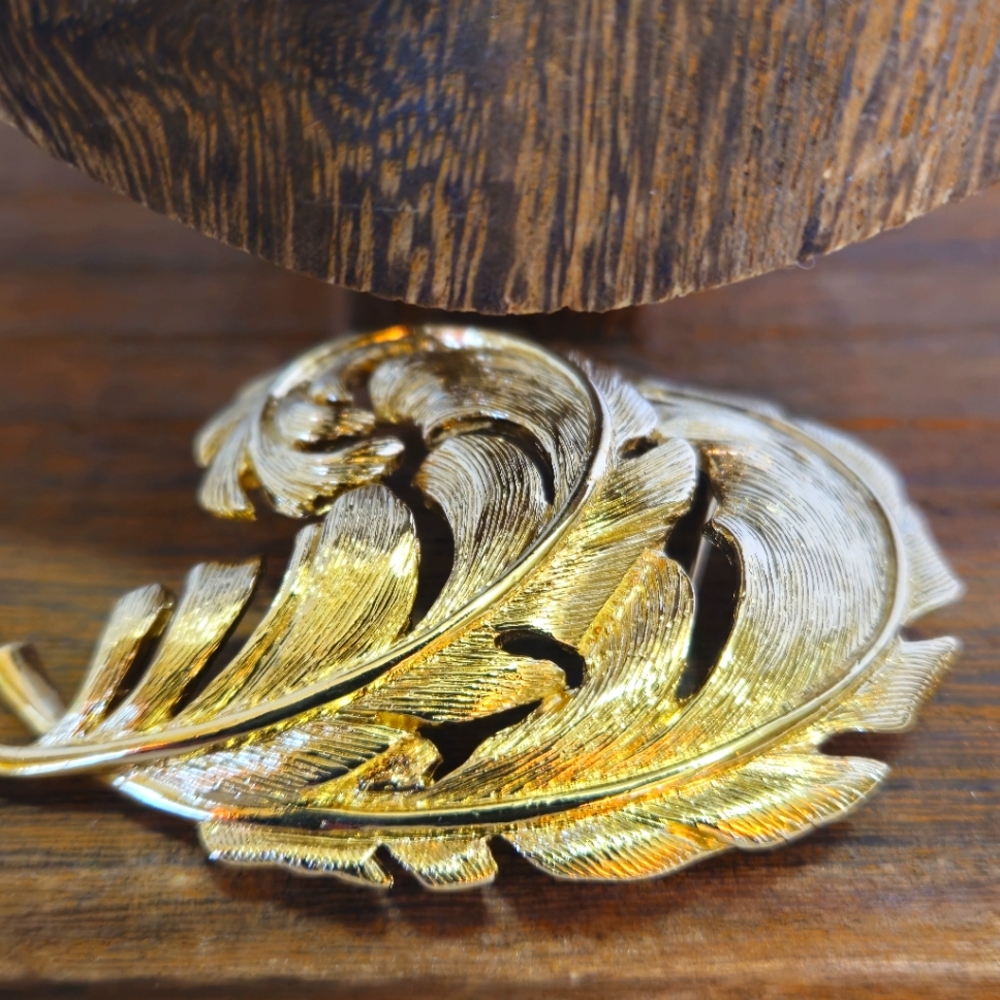 Vintage Trifari leaf feather brushed satin gold tone brooch